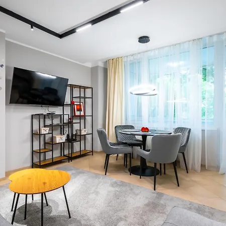 Silver Gem -1bd With Desk And Balcony