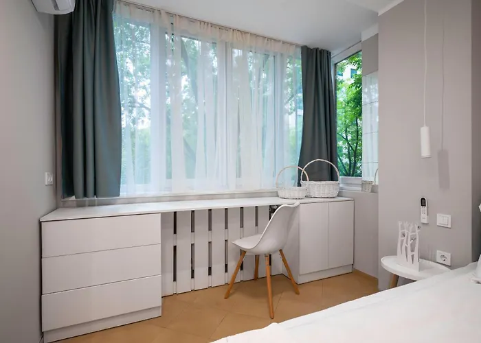 Silver Gem -1bd With Desk And Balcony