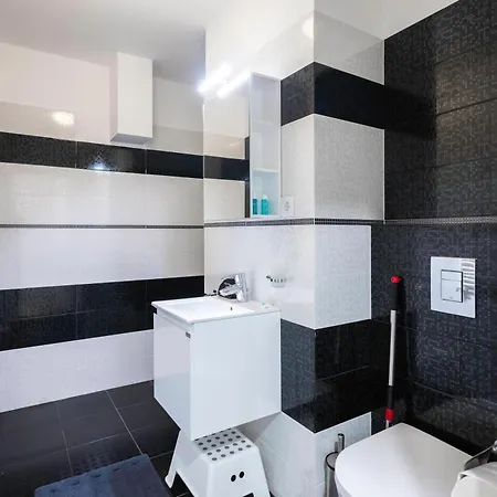 Silver Gem -1bd With Desk And Balcony Apartment